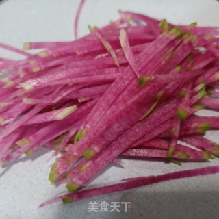 花心萝卜拌酱牛肉的做法步骤：1