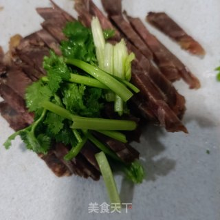 花心萝卜拌酱牛肉的做法步骤：5