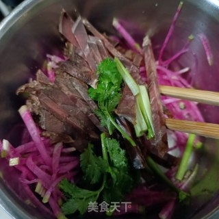 花心萝卜拌酱牛肉的做法步骤：6