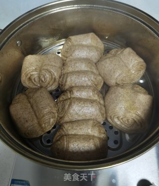 黑全麦面花卷的做法步骤：12