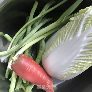 黄花木耳炖时蔬的做法步骤：1