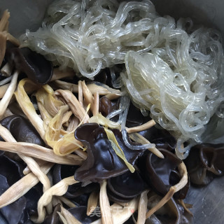 黄花木耳炖时蔬的做法步骤：4