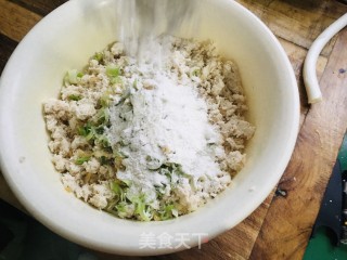 红薯粉丸子的做法步骤：2