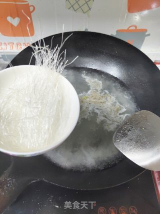 菠菜粉丝甜沫汤的做法步骤：3