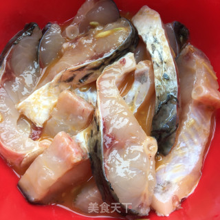 香炸草鱼的做法步骤：4