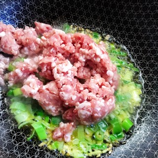 土锅肉酱拌面的做法步骤：4