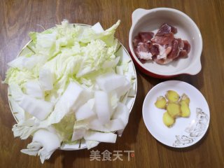 白菜炖宽粉的做法步骤：2
