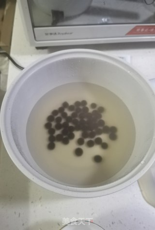 焦糖奶茶的做法步骤：1
