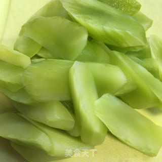 莴笋烧草鱼的做法步骤：3