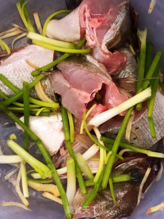 鱼焖豆腐的做法步骤：1