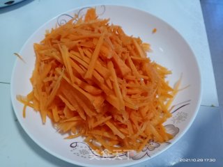 红萝卜炒鸡蛋的做法步骤：1