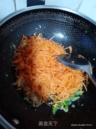 红萝卜炒鸡蛋的做法步骤：6