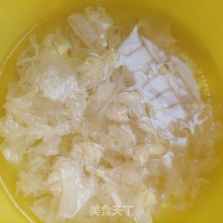 芋头莲子银耳羹的做法步骤：4