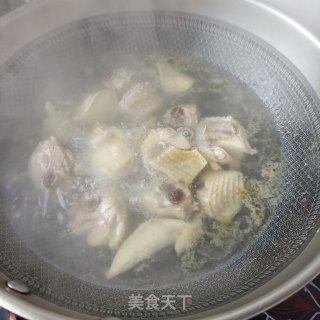 板栗芋头烧鸡公的做法步骤：3