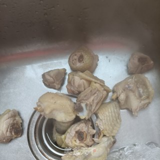板栗芋头烧鸡公的做法步骤：4