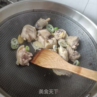 板栗芋头烧鸡公的做法步骤：12