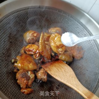 板栗芋头烧鸡公的做法步骤：15