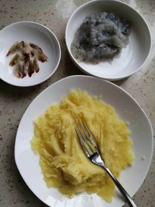 土豆虾丸，小朋友最爱，极简调料做出营养美味的做法步骤：1