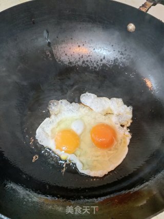 葱香鸡蛋面的做法步骤：1