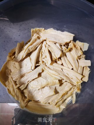 腐竹炒西葫芦的做法步骤：1