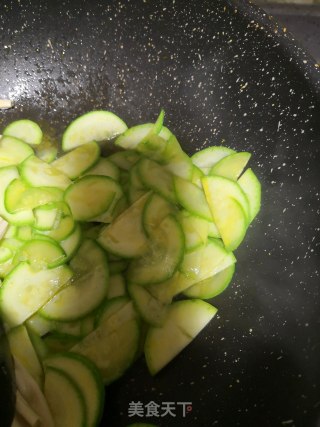 腐竹炒西葫芦的做法步骤：3