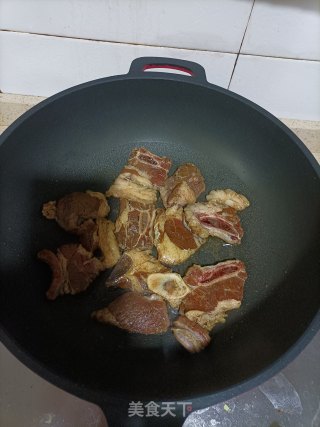 青椒洋葱炒牛仔骨的做法步骤：6