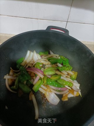 青椒洋葱炒牛仔骨的做法步骤：10