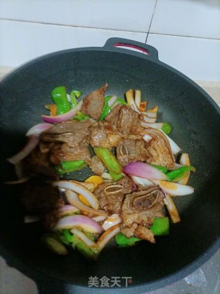 青椒洋葱炒牛仔骨的做法步骤：11