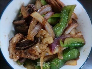 青椒洋葱炒牛仔骨的做法步骤：12