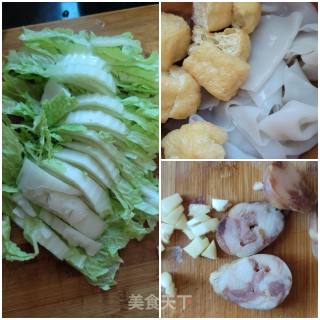 白菜油豆腐炖粉皮的做法步骤：1