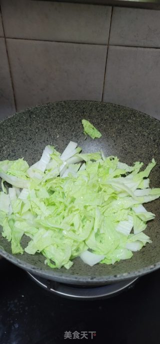 白菜油豆腐炖粉皮的做法步骤：3