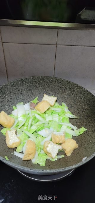 白菜油豆腐炖粉皮的做法步骤：4