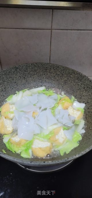白菜油豆腐炖粉皮的做法步骤：5