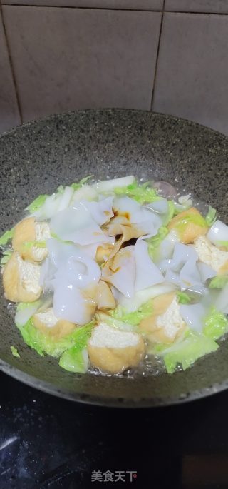 白菜油豆腐炖粉皮的做法步骤：6