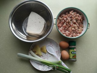 干炸豆腐肉丸子的做法步骤：1