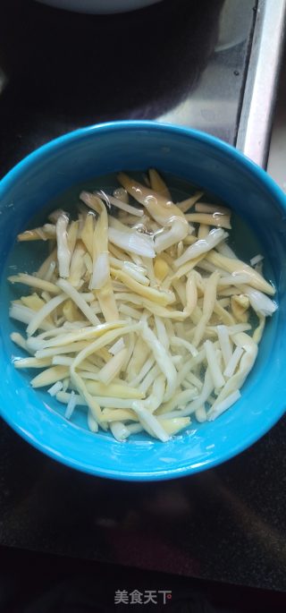 胡萝卜黄花菜排骨汤的做法步骤：1