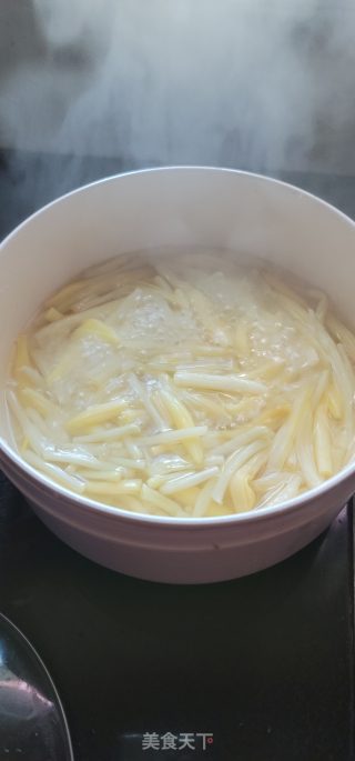 胡萝卜黄花菜排骨汤的做法步骤：2