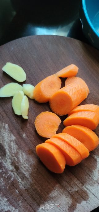 胡萝卜黄花菜排骨汤的做法步骤：4