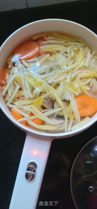 胡萝卜黄花菜排骨汤的做法步骤：5