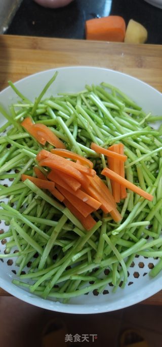 腊肠黑木耳炒芦蒿的做法步骤：1