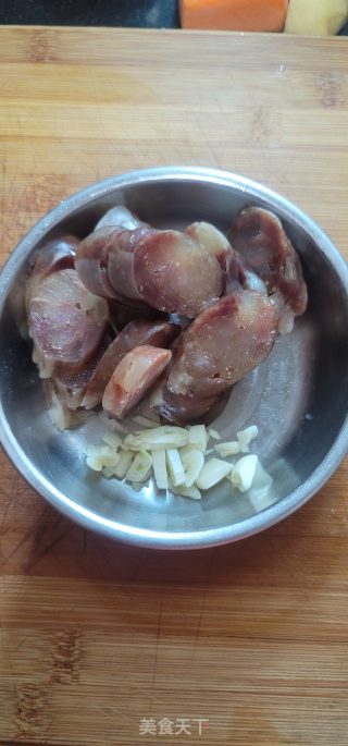 腊肠黑木耳炒芦蒿的做法步骤：2