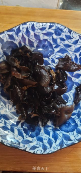 腊肠黑木耳炒芦蒿的做法步骤：3