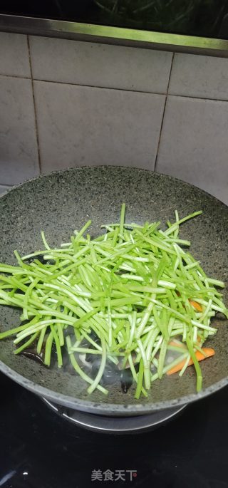 腊肠黑木耳炒芦蒿的做法步骤：5