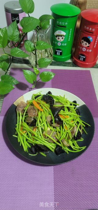 腊肠黑木耳炒芦蒿的做法步骤：8
