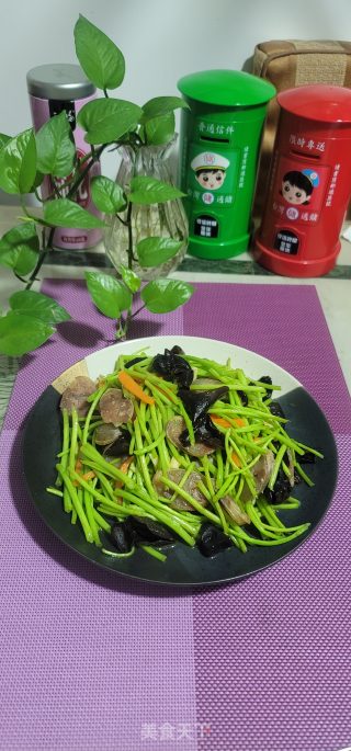 腊肠黑木耳炒芦蒿的做法步骤：9