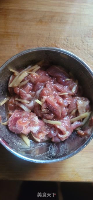 牛肉黑木耳烧番茄的做法步骤：1