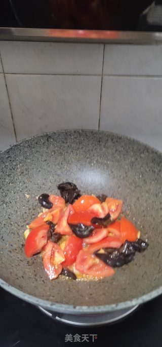 牛肉黑木耳烧番茄的做法步骤：5