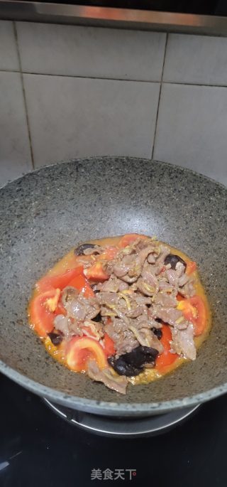 牛肉黑木耳烧番茄的做法步骤：9