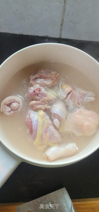黄花菜煲老母鸡汤的做法步骤：2