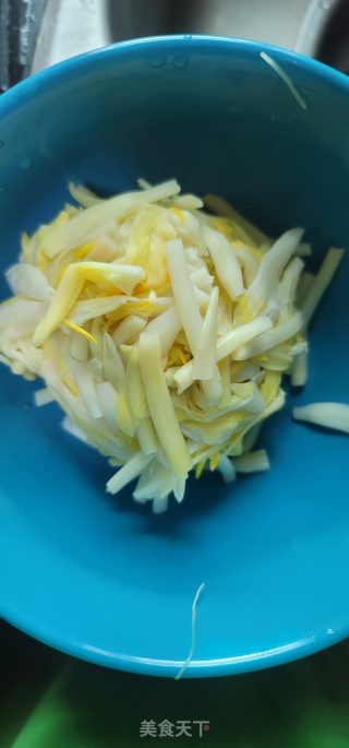 黄花菜煲老母鸡汤的做法步骤：4